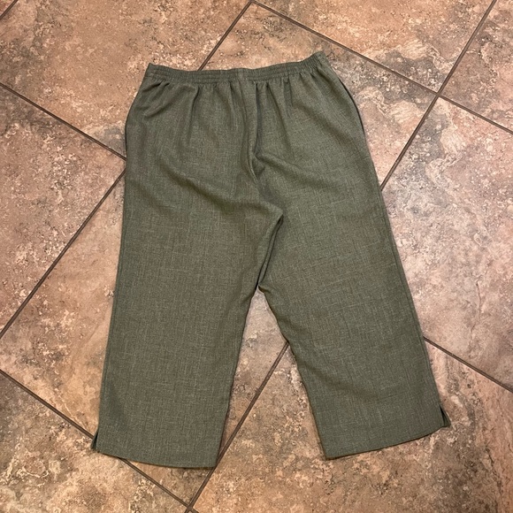 Alfred Dunner Army Green Woven Linen-look Capris - Picture 4 of 14
